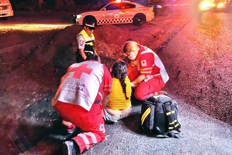 En este momento estás viendo Pareja lesionada al caer en zanja en la autopista Colima – Manzanillo