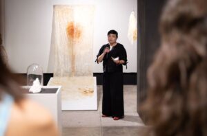 Lee más sobre el artículo Lulú Osnaya presenta en Colima exposición que explora rituales mortuorios a través de textiles