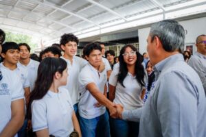 Lee más sobre el artículo Entrega rector nuevo domo metálico para beneficiar a los bachilleratos 4 y 16 de Villa de Álvarez