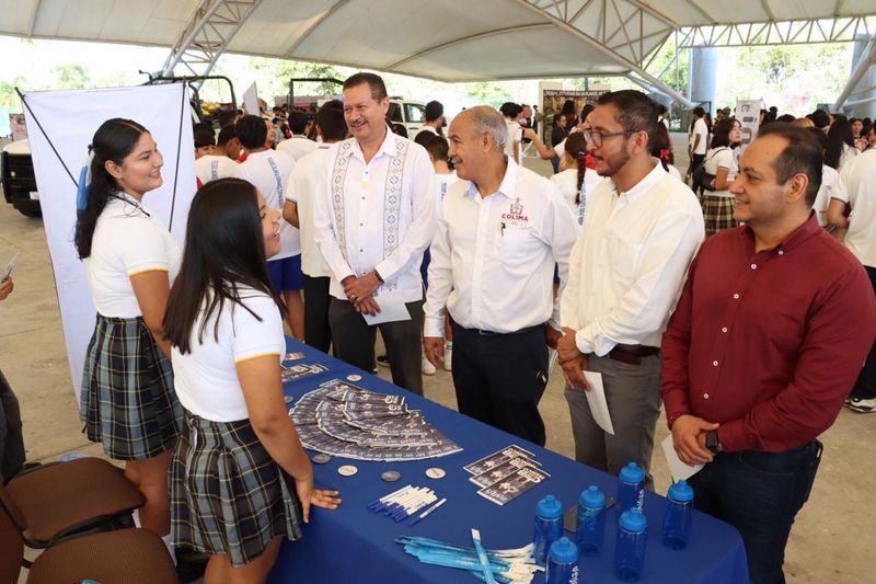 En este momento estás viendo Feria Profesiográfica fortalece orientación vocacional de estudiantes en Tecomán; el jueves será en Manzanillo