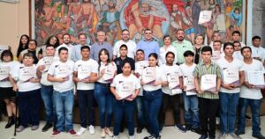 Lee más sobre el artículo Entregan certificados de primaria y secundaria a adultos en Colima