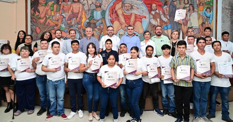 En este momento estás viendo Entregan certificados de primaria y secundaria a adultos en Colima