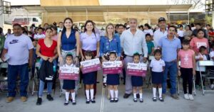 Lee más sobre el artículo Estudiantes de Comala reciben tarjetas de Mi ColiBeca para Empezar
