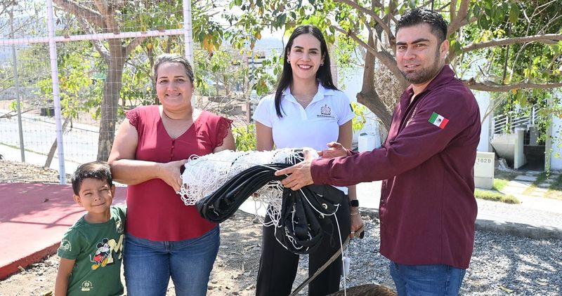 En este momento estás viendo Presidenta Rosi Bayardo supervisa rehabilitación de canchas en Lomas del Carmen