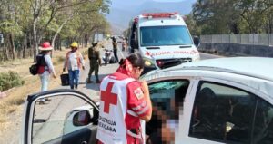 Lee más sobre el artículo Tráiler provoca volcadura y se da a la fuga en la carretera Colima–Manzanillo