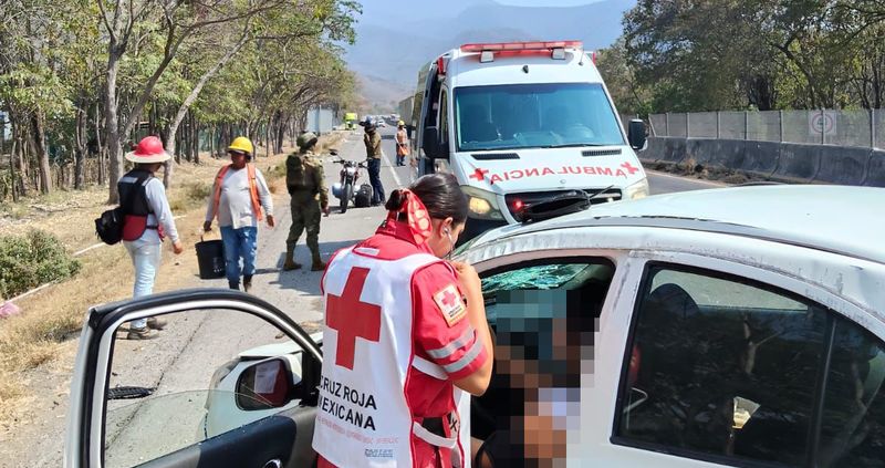 En este momento estás viendo Tráiler provoca volcadura y se da a la fuga en la carretera Colima–Manzanillo