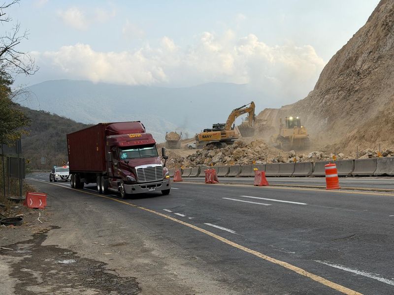 En este momento estás viendo Usuarios frecuentes solicitan pausar obras en la carretera Colima–Manzanillo durante Semana Santa