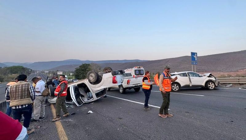 En este momento estás viendo Cuatro trabajadores lesionados en aparatoso accidente en la autopista Colima–Manzanillo