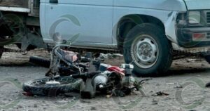 Lee más sobre el artículo Dos heridos graves tras choque entre motocicleta y camioneta en la carretera Armería–El Paraíso