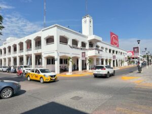 Lee más sobre el artículo Taxistas de Tecomán refuerzan comunicación para prevenir asaltos y proteger a operadores