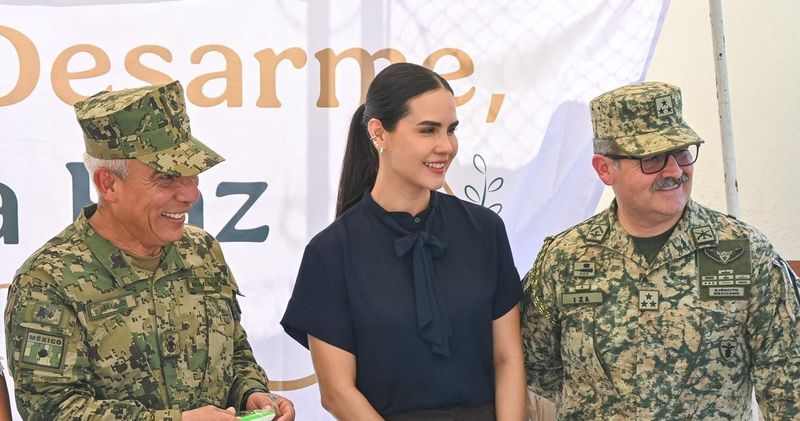 En este momento estás viendo Rosi Bayardo participa en arranque de campaña de canje de armas en Manzanillo