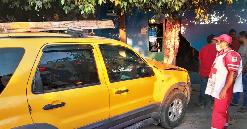 En este momento estás viendo Hombre convulsiona al volante y se impacta contra vivienda en la colonia Unión, Tecomán