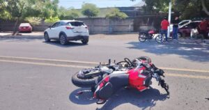 Lee más sobre el artículo Dos jóvenes resultan lesionados tras choque entre motocicleta y otro vehículo en Tecomán