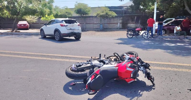 En este momento estás viendo Dos jóvenes resultan lesionados tras choque entre motocicleta y otro vehículo en Tecomán
