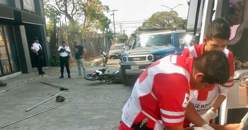 En este momento estás viendo Motociclista resulta lesionado tras chocar contra camioneta en la avenida Torres Ortiz, en Tecomán