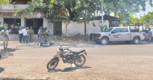 Lee más sobre el artículo Unidad de la Marina choca contra motociclista en el centro de Tecomán; joven resulta herido
