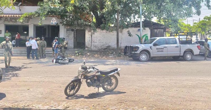En este momento estás viendo Unidad de la Marina choca contra motociclista en el centro de Tecomán; joven resulta herido