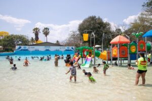 Lee más sobre el artículo Gobernadora convive con infancias y adolescencias de los CAS, en albercas del Parque Regional