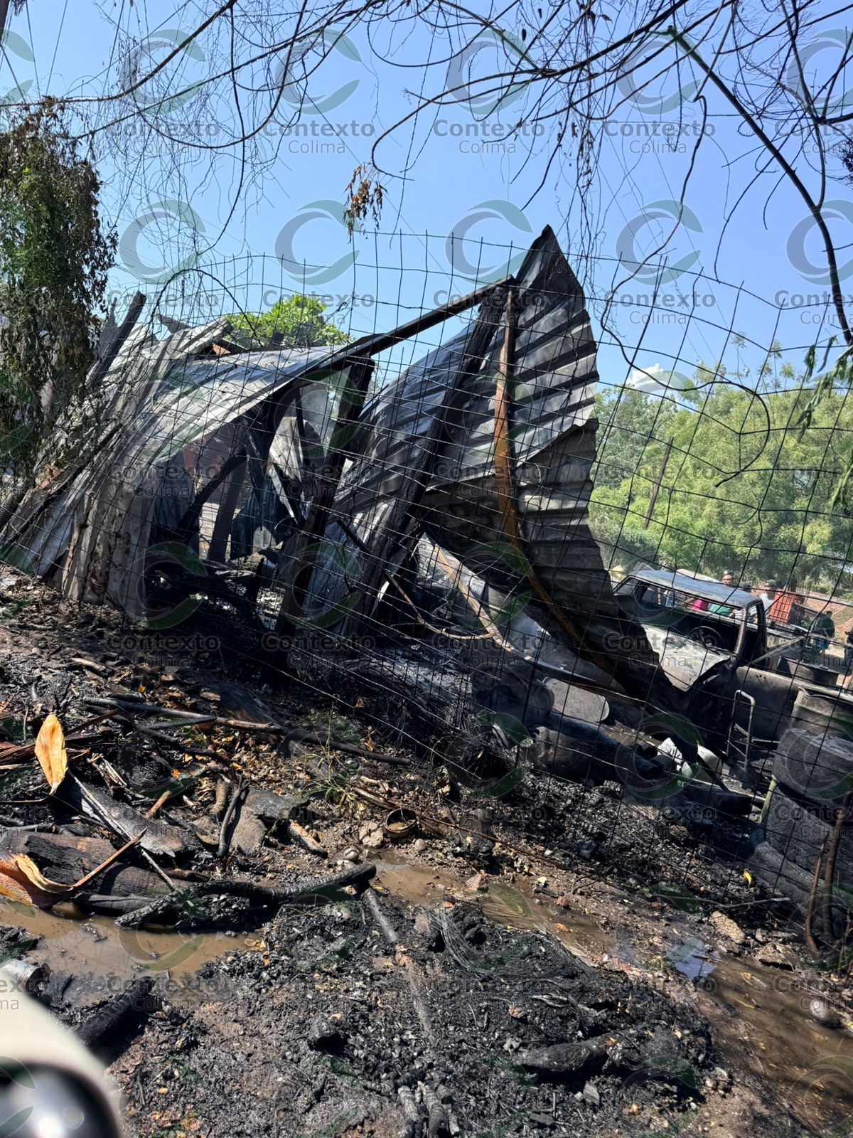 En este momento estás viendo Incendio por quema de basura consume camioneta en la colonia Chamizal de Tecomán