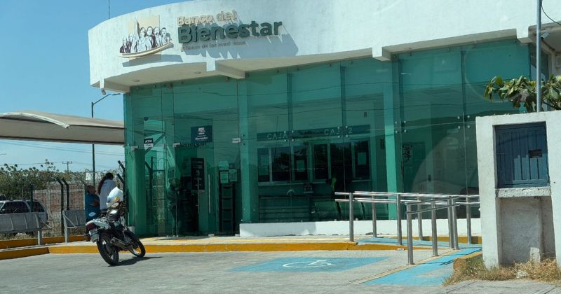 En este momento estás viendo Adultos mayores padecen largas filas bajo el sol en el Banco del Bienestar en Tecomán