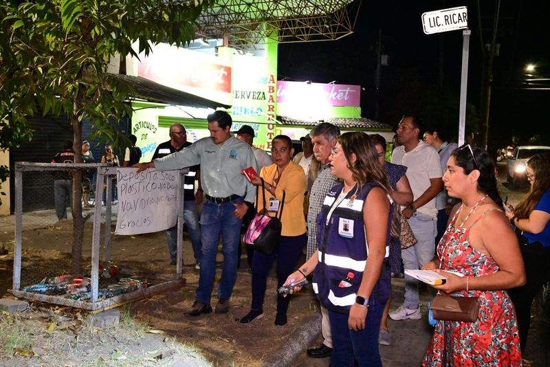 En este momento estás viendo Supervisa gobierno de Riult Rivera alumbrado público en recorrido nocturno en La Albarrada para garantizar calles iluminadas