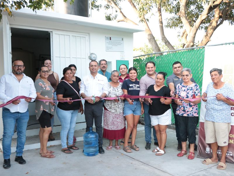 En este momento estás viendo Regidor David Grajales acompaña entrega de purificadora de agua en la colonia Bayardo