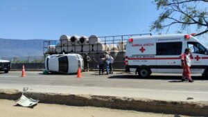 Lee más sobre el artículo Se registra volcadura en la carretera Colima–Manzanillo; no hubo lesionados graves
