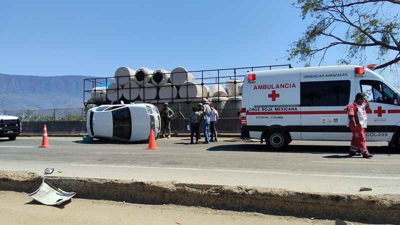 En este momento estás viendo Se registra volcadura en la carretera Colima–Manzanillo; no hubo lesionados graves