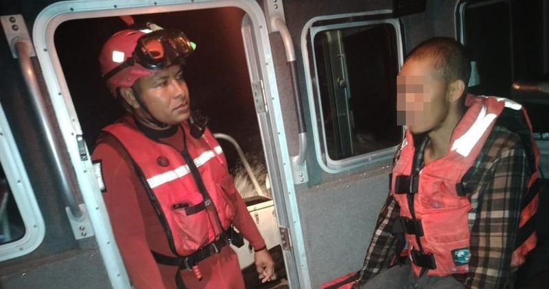 En este momento estás viendo Secretaría de Marina rescata a joven atrapado en zona rocosa de la playa El Viejo, en Manzanillo
