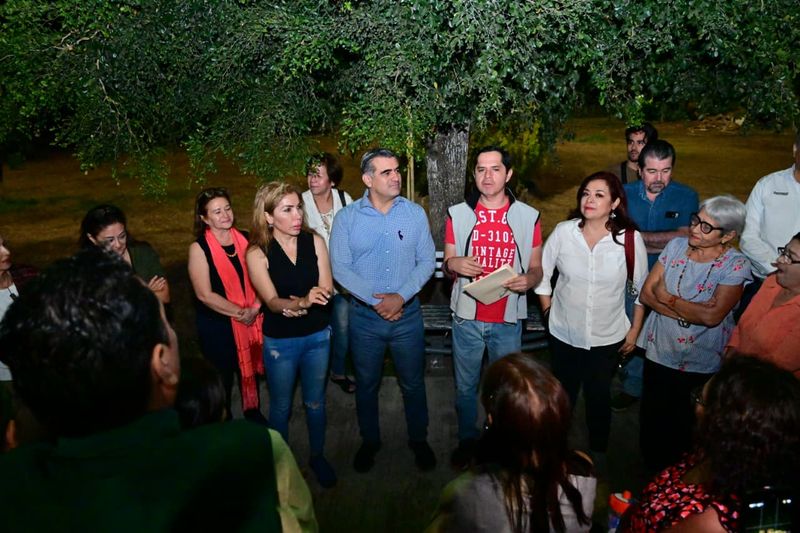 En este momento estás viendo Riult Rivera recorre Esmeralda Norte y atiende peticiones de vecinos