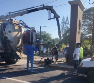 Lee más sobre el artículo Realizan desazolve y mantenimiento en colector de drenaje a la entrada de Armería