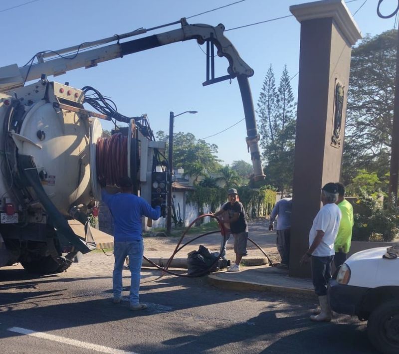 En este momento estás viendo Realizan desazolve y mantenimiento en colector de drenaje a la entrada de Armería