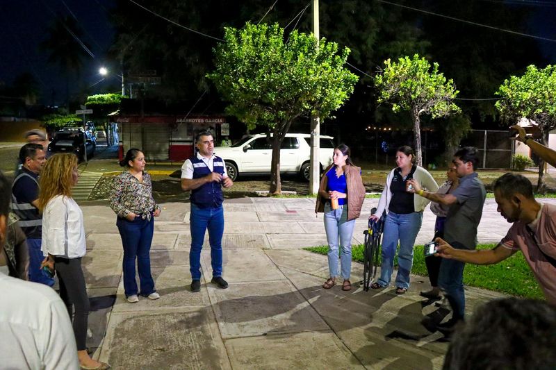 En este momento estás viendo Riult Rivera recorre El Diezmo y atiende luminarias y poda para mejorar la seguridad