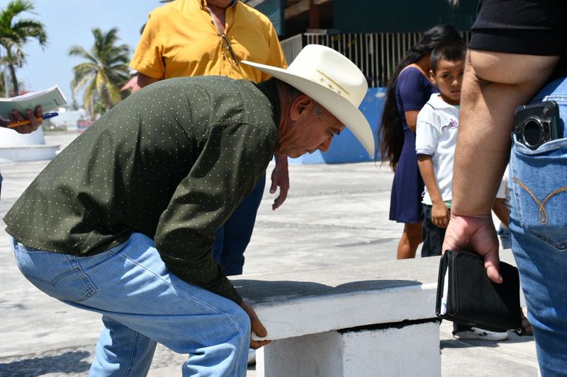 En este momento estás viendo Alcalde Cruz Méndez coordina acciones con prestadores de servicios rumbo a Semana Santa en Cuyutlán