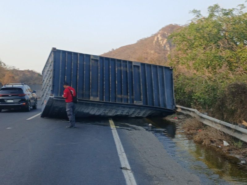 En este momento estás viendo Alerta UEPC por contenedor desprendido de tráiler que obstruye carril en autopista Manzanillo-Colima; no hubo personas lesionadas