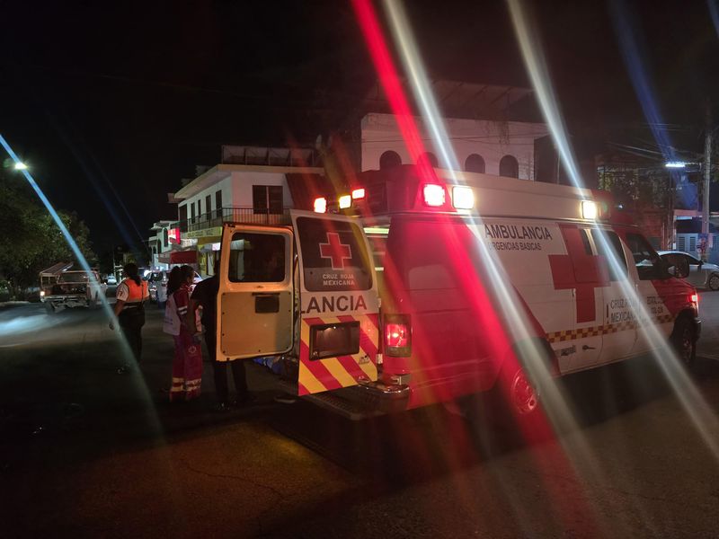 En este momento estás viendo Mujer resulta lesionada tras choque entre motocicleta y automóvil en Villa de Álvarez