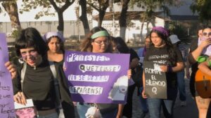 Lee más sobre el artículo En marcha del 8M, mujeres de Tecomán exigen justicia por feminicidios y desapariciones