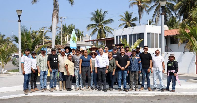 En este momento estás viendo Alcalde de Tecomán participa con comisarios en brigada de limpieza en Boca de Pascuales