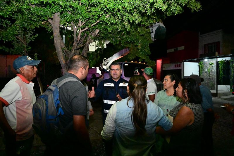 En este momento estás viendo Riult Rivera refuerza alumbrado en Santa Elena y atiende a vecinos en recorrido nocturno