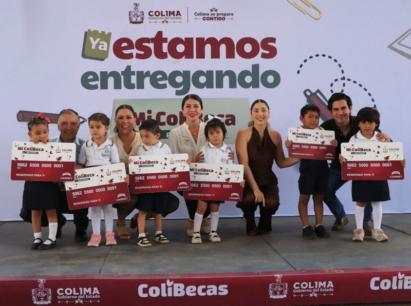 En este momento estás viendo 120 estudiantes de Armería recibieron este viernes su tarjeta de Mi ColiBeca para Empezar