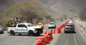 Lee más sobre el artículo Denuncian maniobra riesgosa de tres unidades de la Guardia Nacional en la Colima–Tecomán