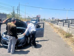 Lee más sobre el artículo Policía Municipal brinda apoyo a conductor varado en el Libramiento Ejército Mexicano