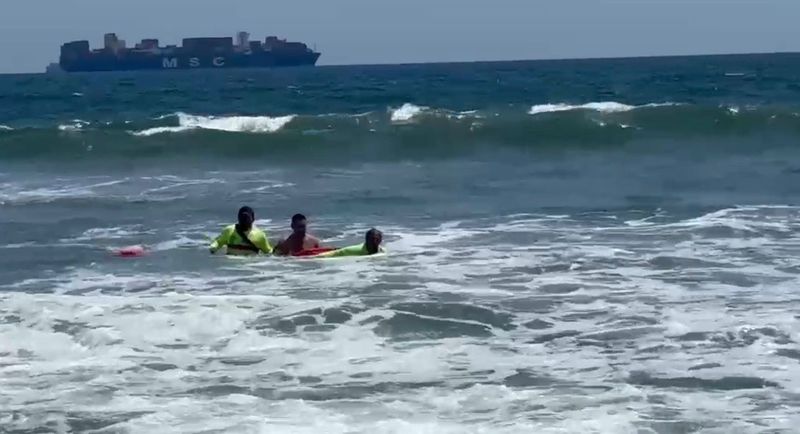 En este momento estás viendo Guardavidas de UEPC Colima y PC Manzanillo rescatan a dos hombres en La Audiencia y Miramar