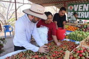 Lee más sobre el artículo Invita Alfredo Álvarez a programa de materiales a bajo costo; invita a la feria de la ciruela 2026