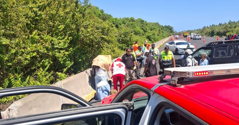 En este momento estás viendo Tres lesionados tras choque en la autopista Manzanillo-Colima