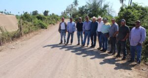Lee más sobre el artículo Administración de Indira Vizcaíno rehabilita caminos sacacosechas en comunidades rurales de Armería