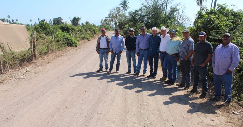 En este momento estás viendo Administración de Indira Vizcaíno rehabilita caminos sacacosechas en comunidades rurales de Armería