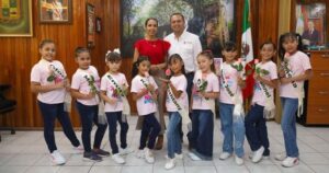 Lee más sobre el artículo Armando Reyna y Mili Cuevas conviven con candidatas a Reina de la Niñez Tecomense 2026