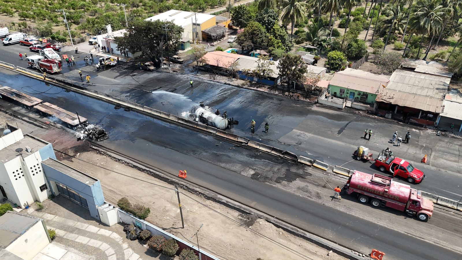 En este momento estás viendo Controlan incendio de pipa en colonia Bayardo; se mantiene cierre en ambos sentidos de la autopista Colima-Manzanillo