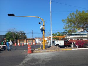 Lee más sobre el artículo Gobierno de Tecomán da mantenimiento a semáforos en cruce de Insurgentes y Ejército Nacional